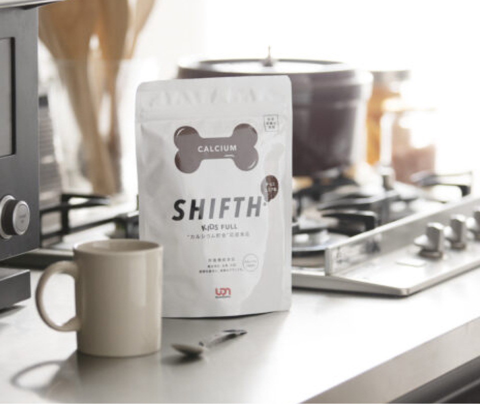 写真：SHIFTHとかかれたパッケージの商品とマグカップ